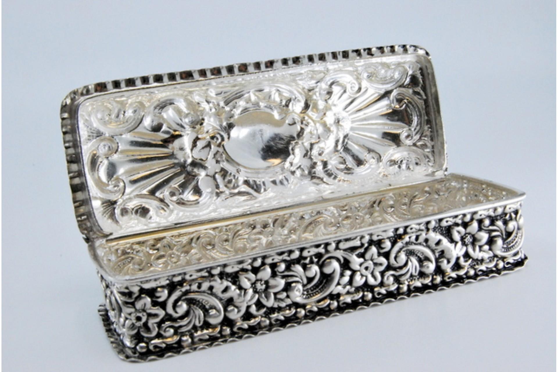 20th Century Silver snuff box with embossed designs and hinged lid For Sale