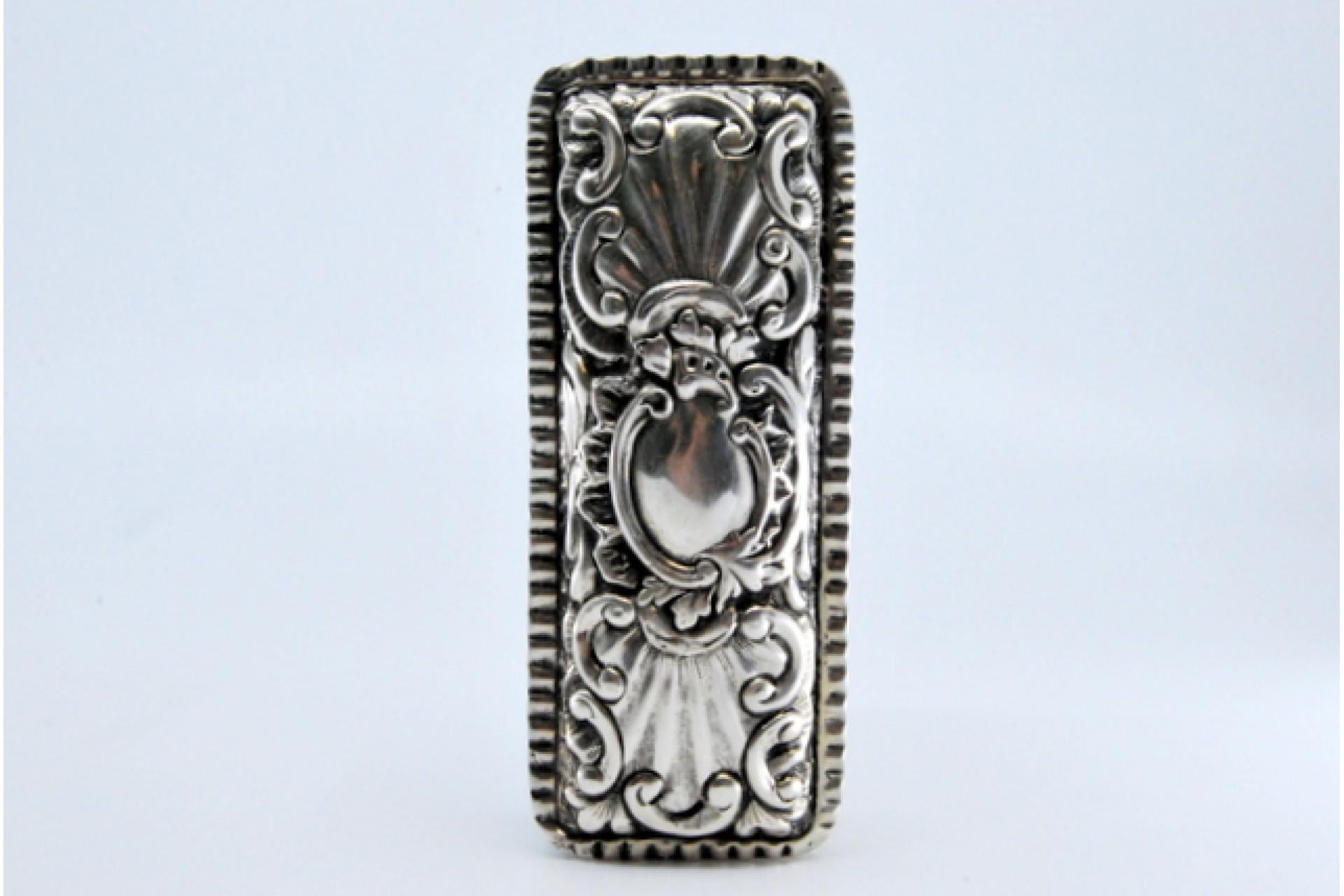 Silver snuff box with embossed designs and hinged lid For Sale 1