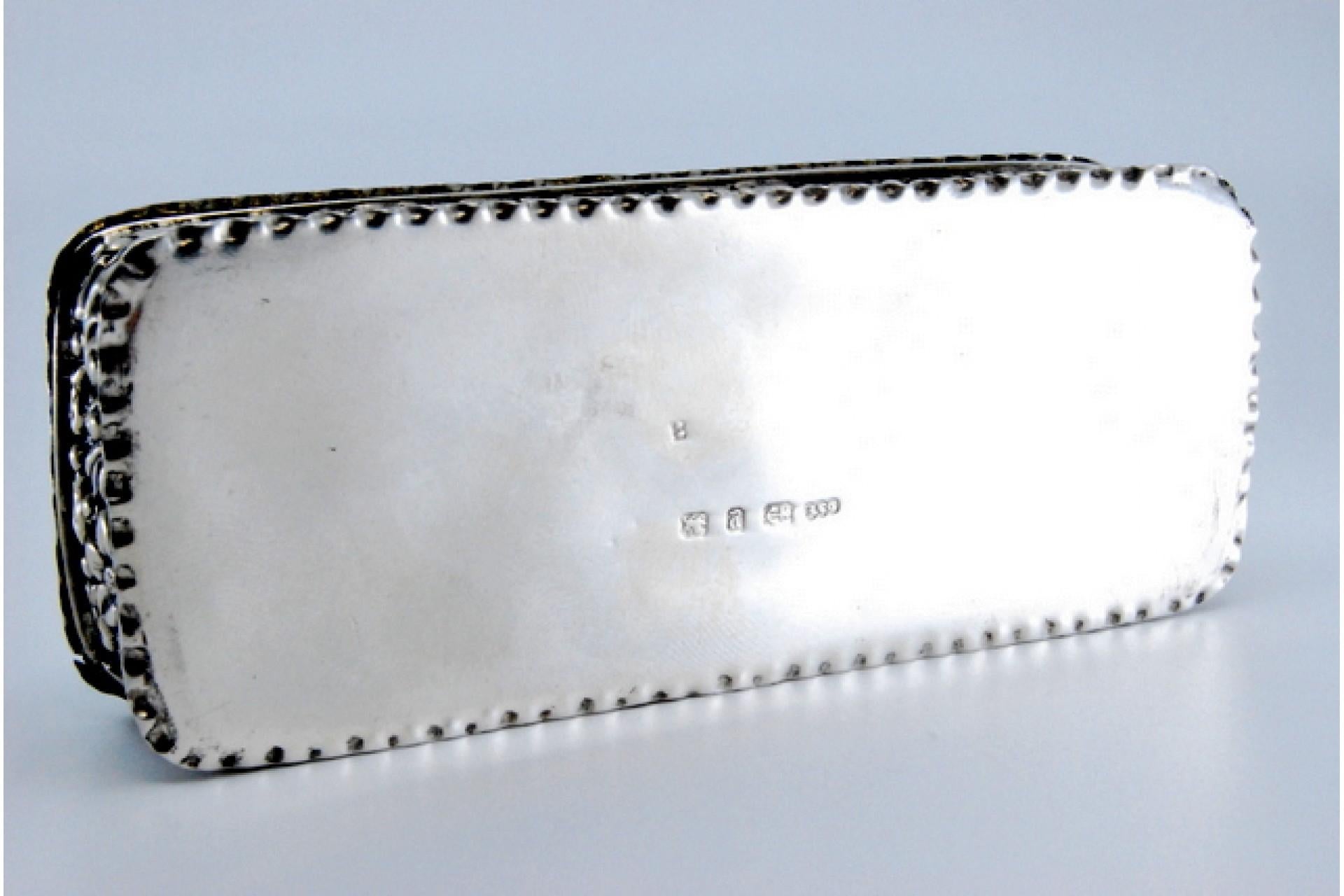 Silver snuff box with embossed designs and hinged lid For Sale 2