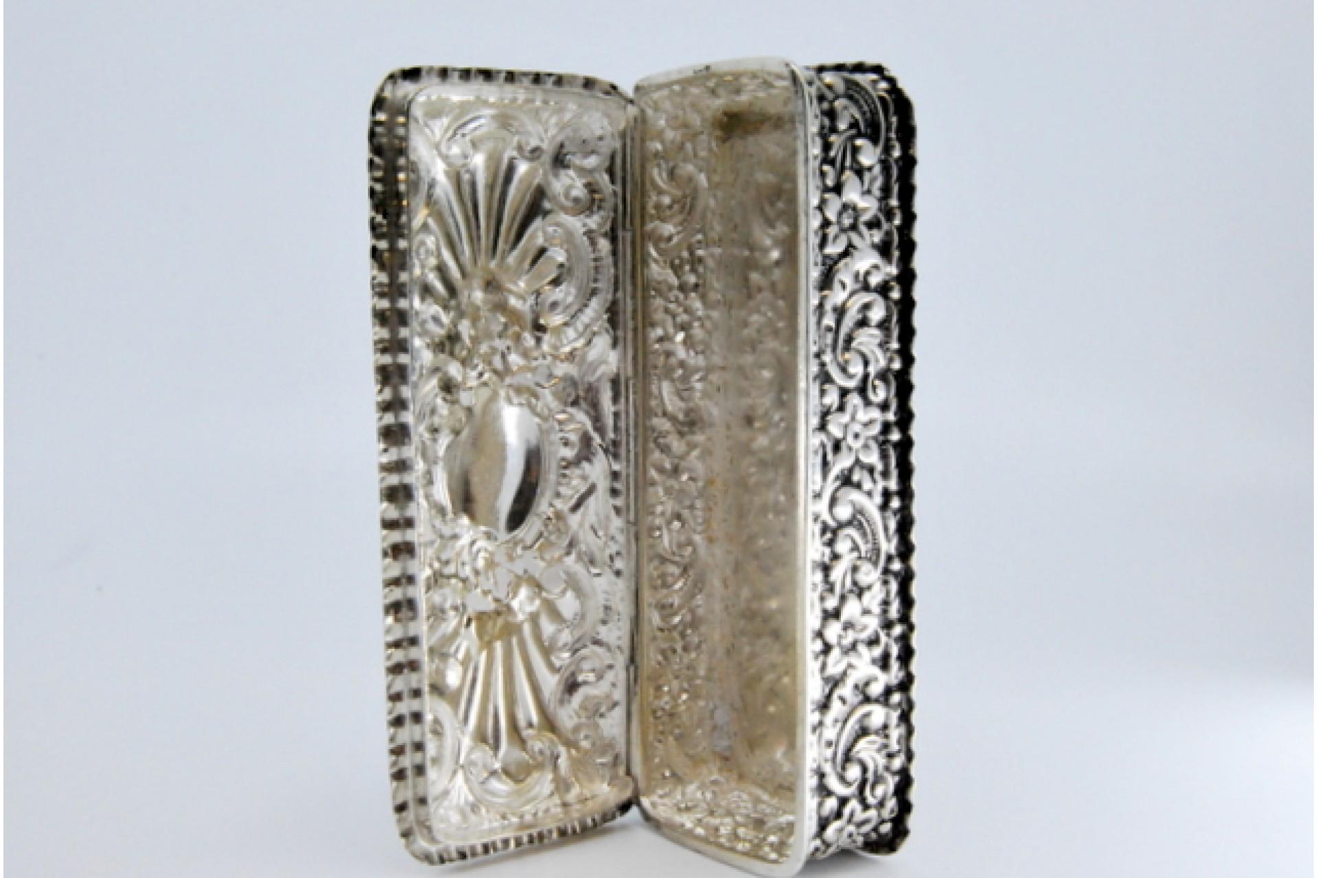 Silver snuff box with embossed designs and hinged lid For Sale 3