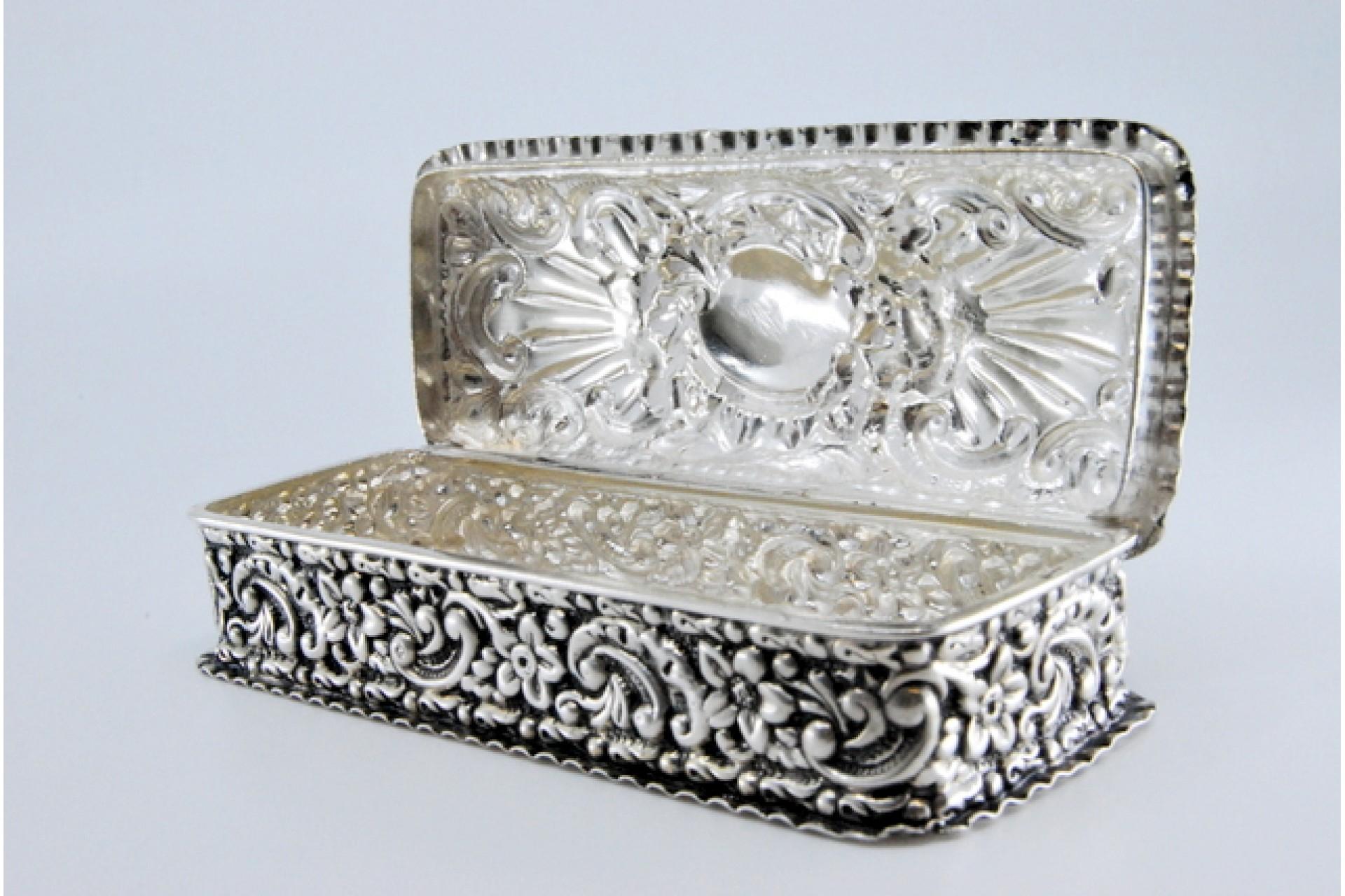 Silver snuff box with embossed designs and hinged lid For Sale 4