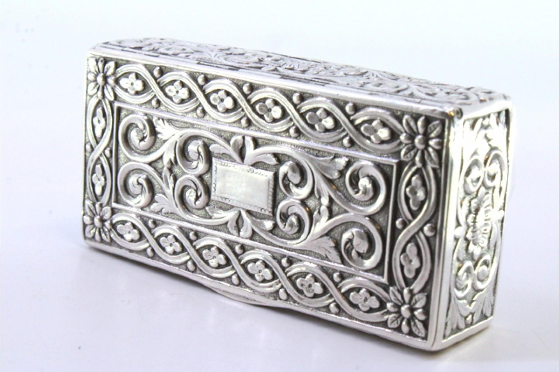 Silver snuff box with embossed floral motifs surrounding a monogram card In Good Condition For Sale In Porto, PT