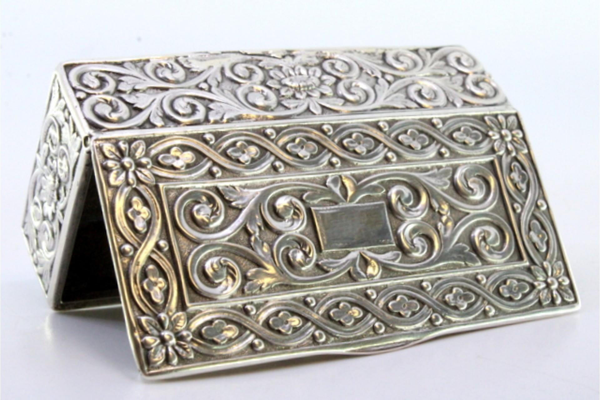 Silver snuff box with embossed floral motifs surrounding a monogram card For Sale 1