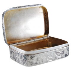 Silver snuff box with engraved floral motifs and hinged lid