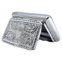 Silver snuff box with engraved floral motifs and hinged lid