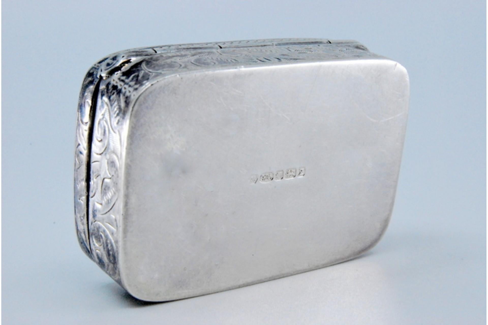 European Silver snuff box with engraved floral motifs and hinged lid For Sale
