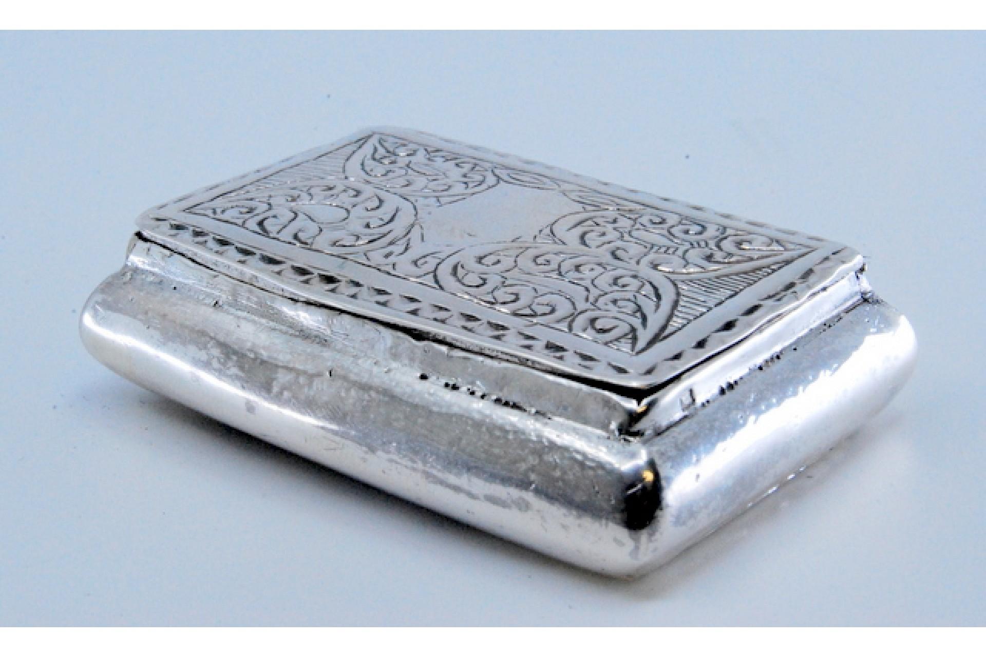 European Silver snuff box with engraved floral motifs and hinged lid For Sale