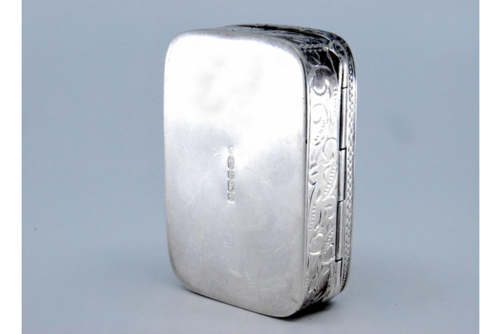 Silver snuff box with engraved floral motifs and hinged lid In Good Condition For Sale In Porto, PT