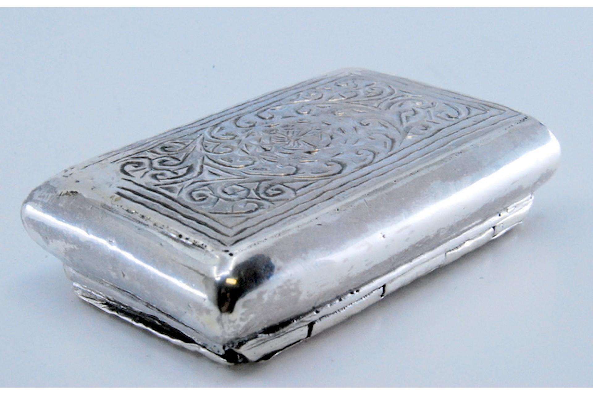 Silver snuff box with engraved floral motifs and hinged lid In Good Condition For Sale In Porto, PT