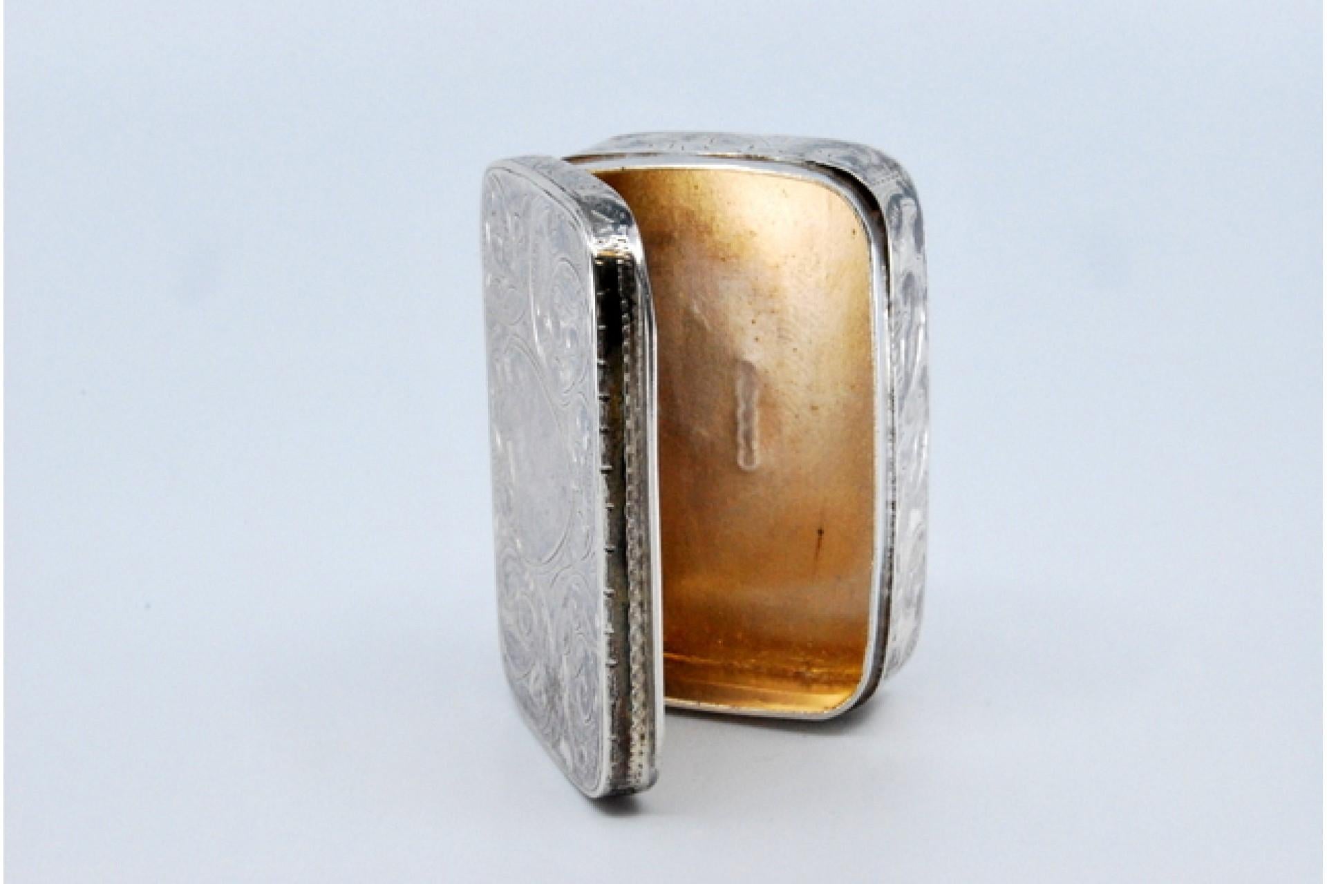 20th Century Silver snuff box with engraved floral motifs and hinged lid For Sale