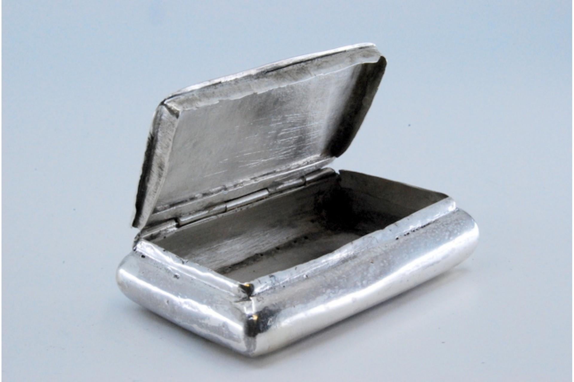 20th Century Silver snuff box with engraved floral motifs and hinged lid For Sale