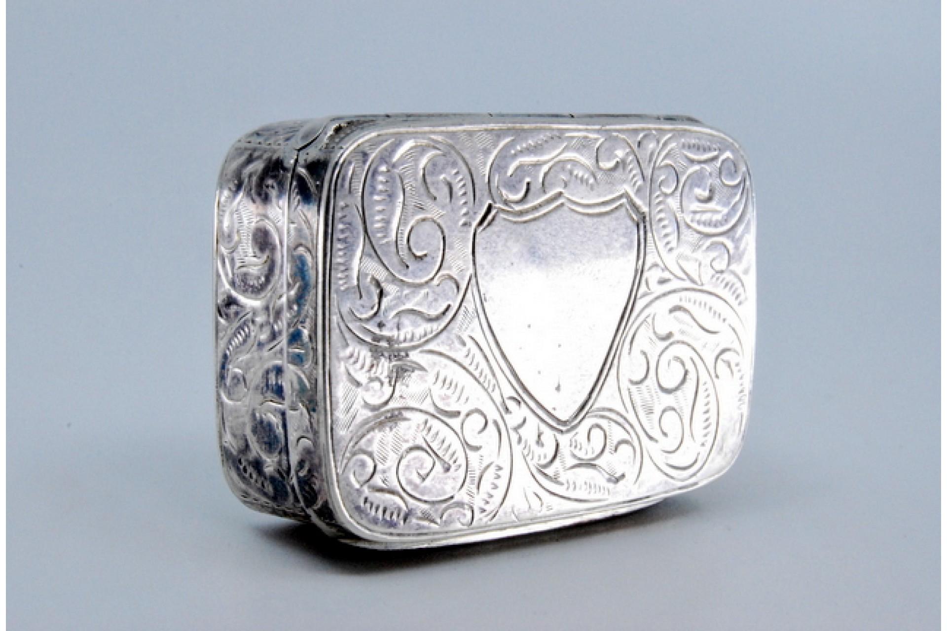 Silver snuff box with engraved floral motifs and hinged lid For Sale 1
