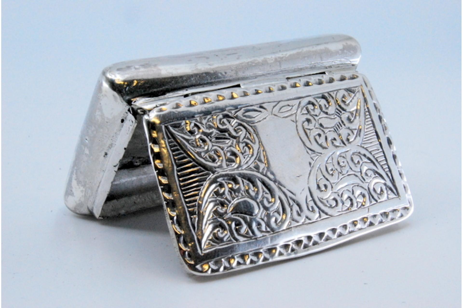 Silver snuff box with engraved floral motifs and hinged lid For Sale 1