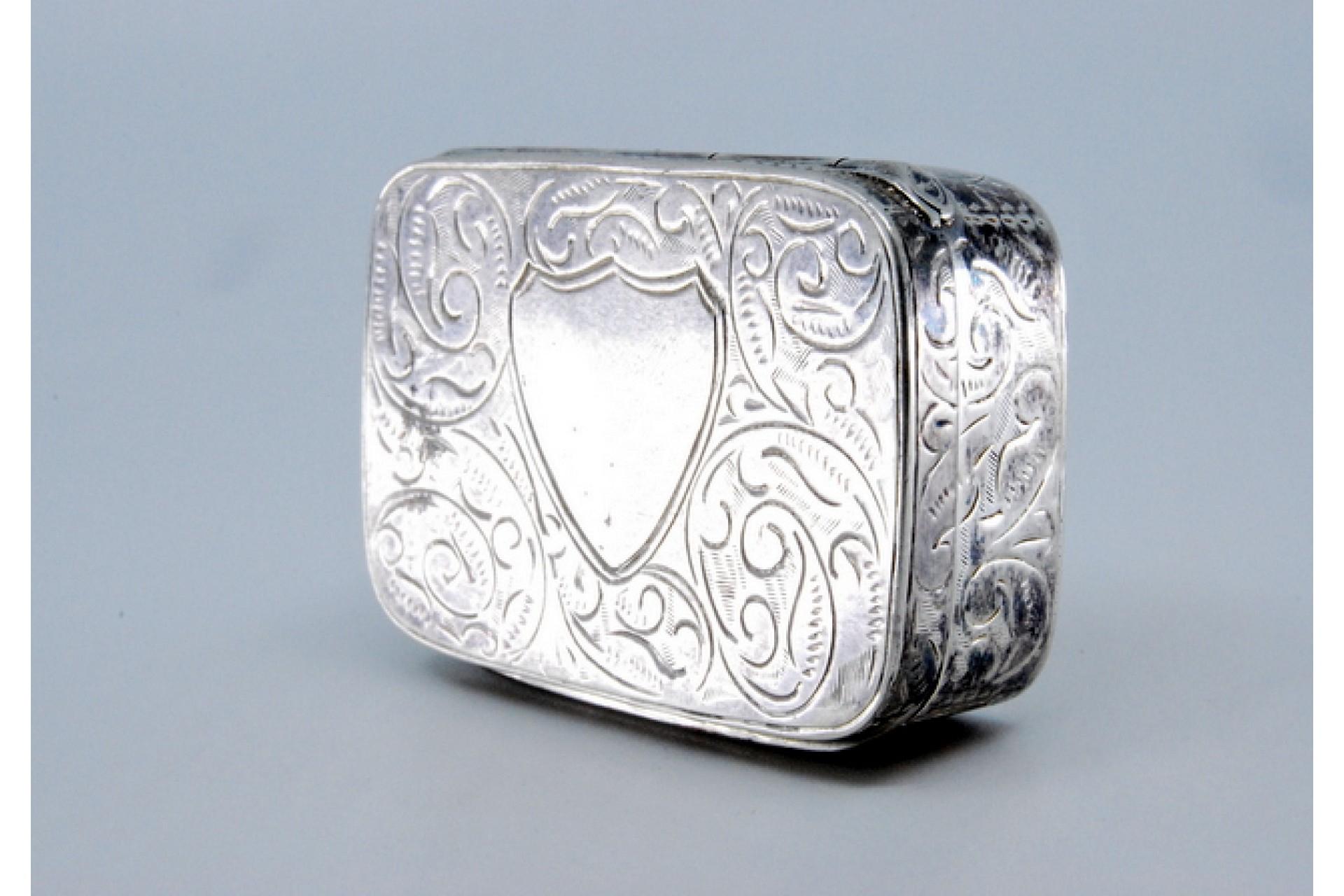 Silver snuff box with engraved floral motifs and hinged lid For Sale 2