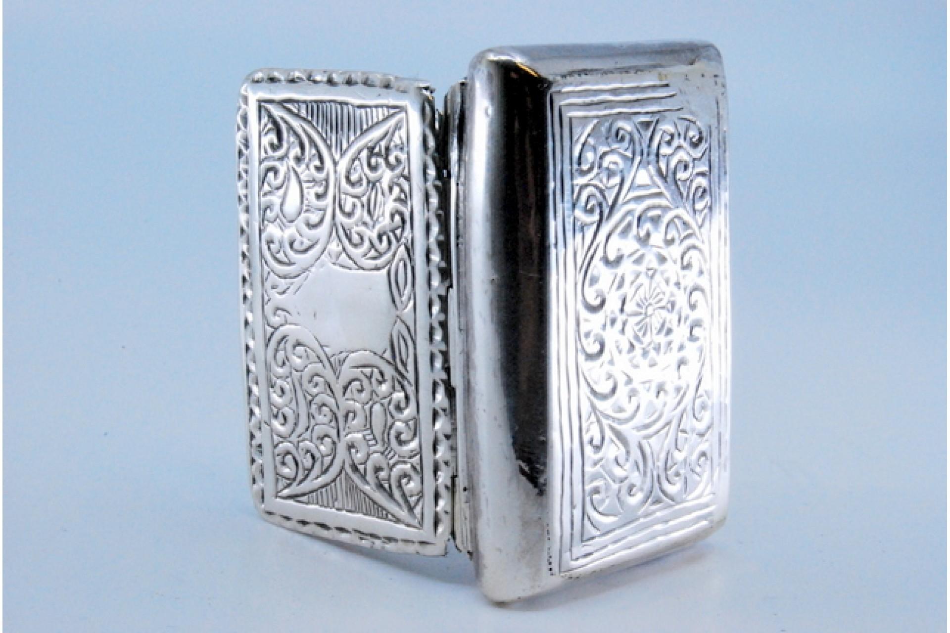 Silver snuff box with engraved floral motifs and hinged lid For Sale 2