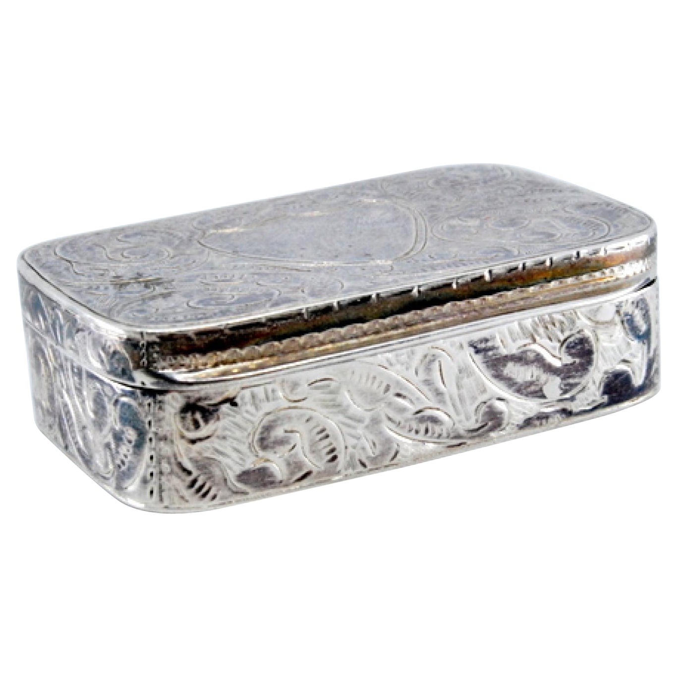 Silver snuff box with engraved floral motifs and hinged lid For Sale
