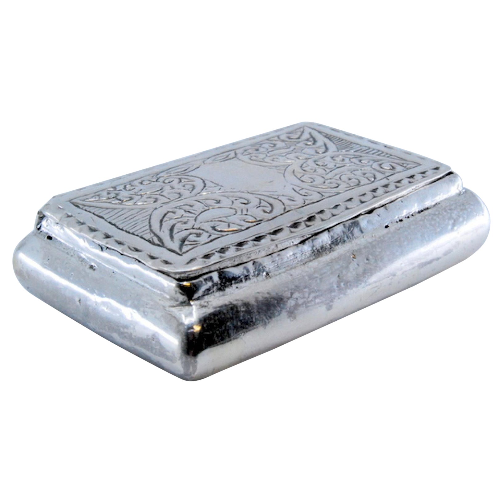 Silver snuff box with engraved floral motifs and hinged lid