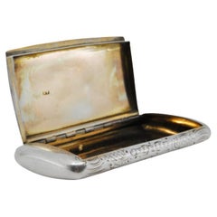 Silver snuff box with engraved floral motifs, gold interior and hinged lid