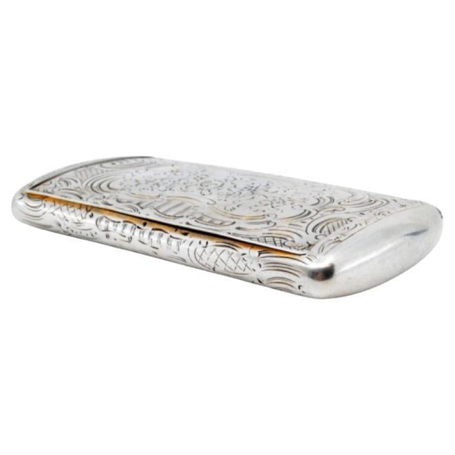 Silver snuff box with engraved floral motifs, gold interior and hinged lid