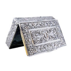 Tabacchiera in argento con fiori e rami incisi e coperchio a cerniera