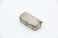 Caja de rapé de plata con casas grabadas en un marco