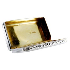 Tabatière en argent avec couvercle gravé et intérieur doré, période George III