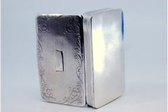 Caja de rapé de plata con tapa grabada con monograma, guirnaldas y flores