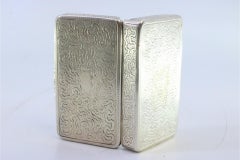 Silberne Schnupftabakdose mit gravierter Einfassung und erhöhter Öffnung
