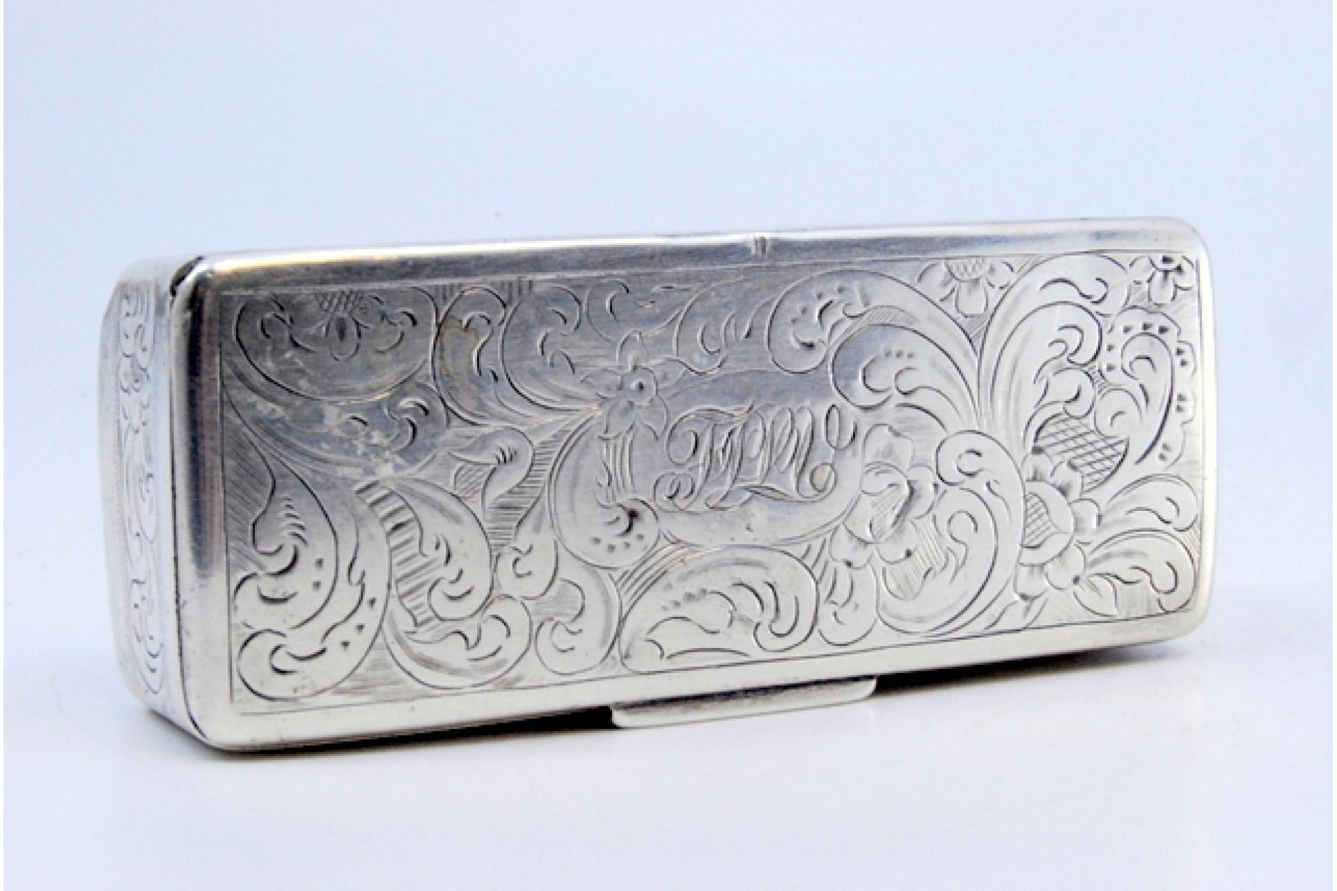 European Silver snuff box with engraved wreaths on the lid and casing For Sale