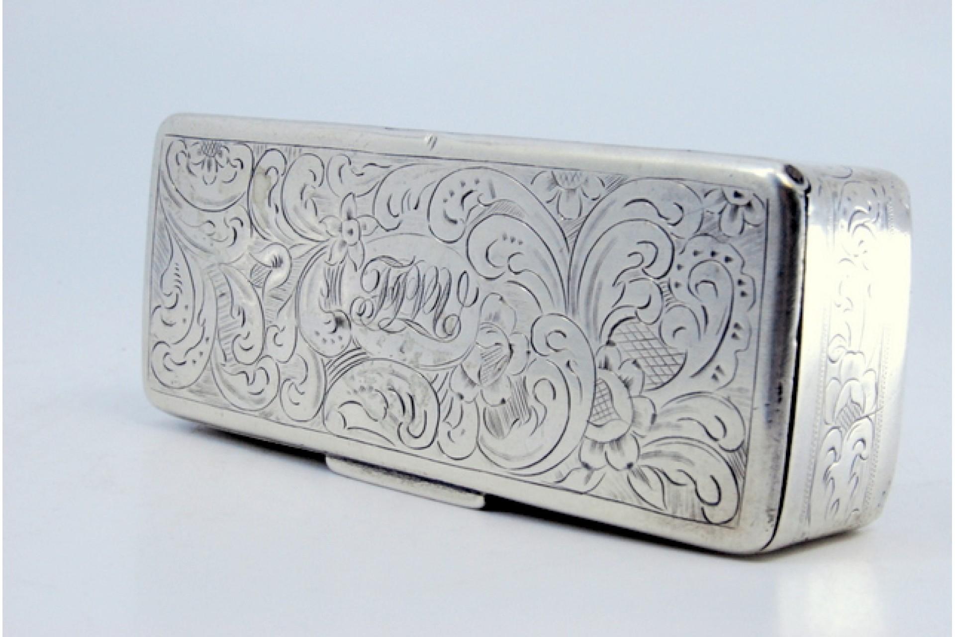 Silver snuff box with engraved wreaths on the lid and casing In Good Condition For Sale In Porto, PT