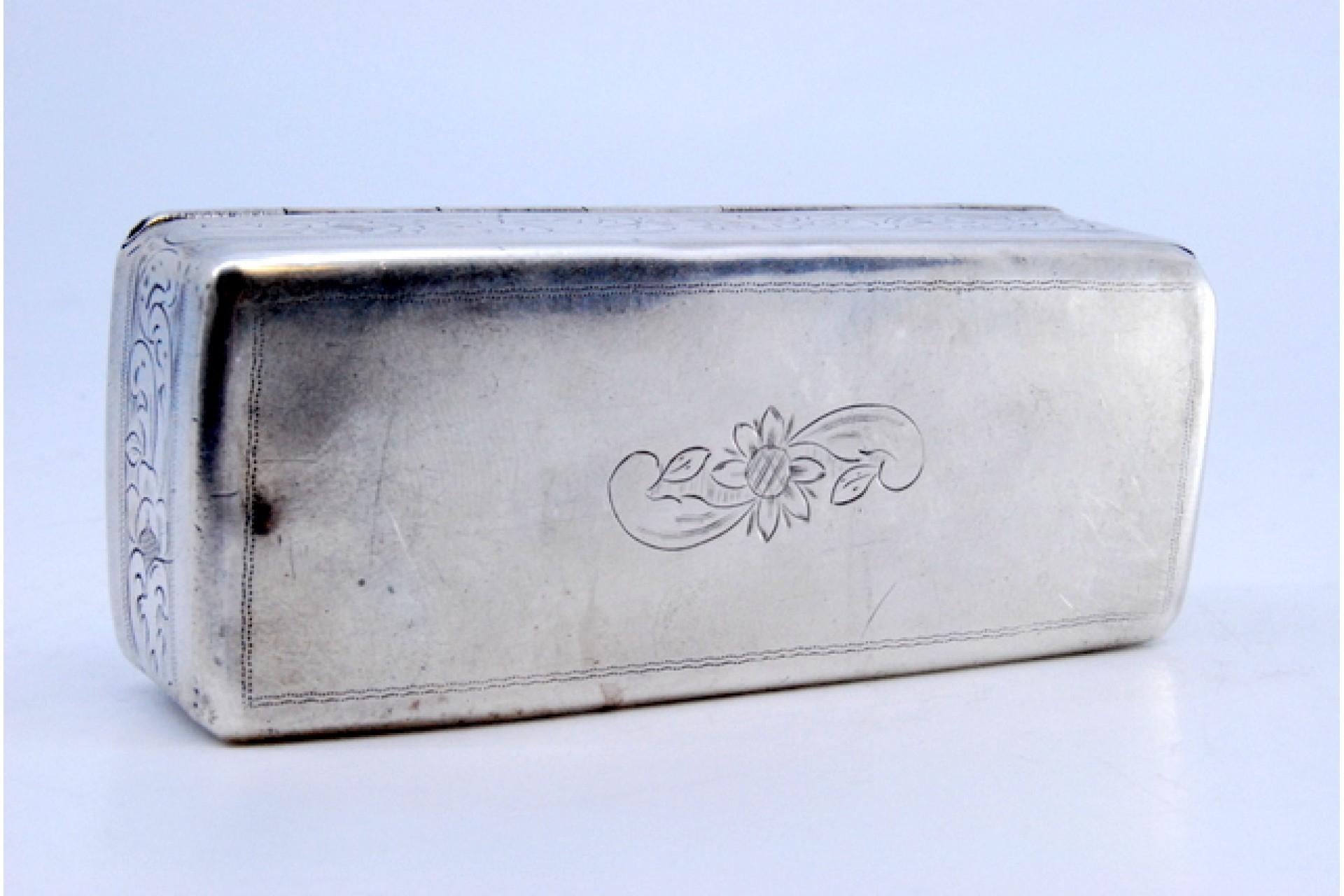 18th Century Silver snuff box with engraved wreaths on the lid and casing For Sale