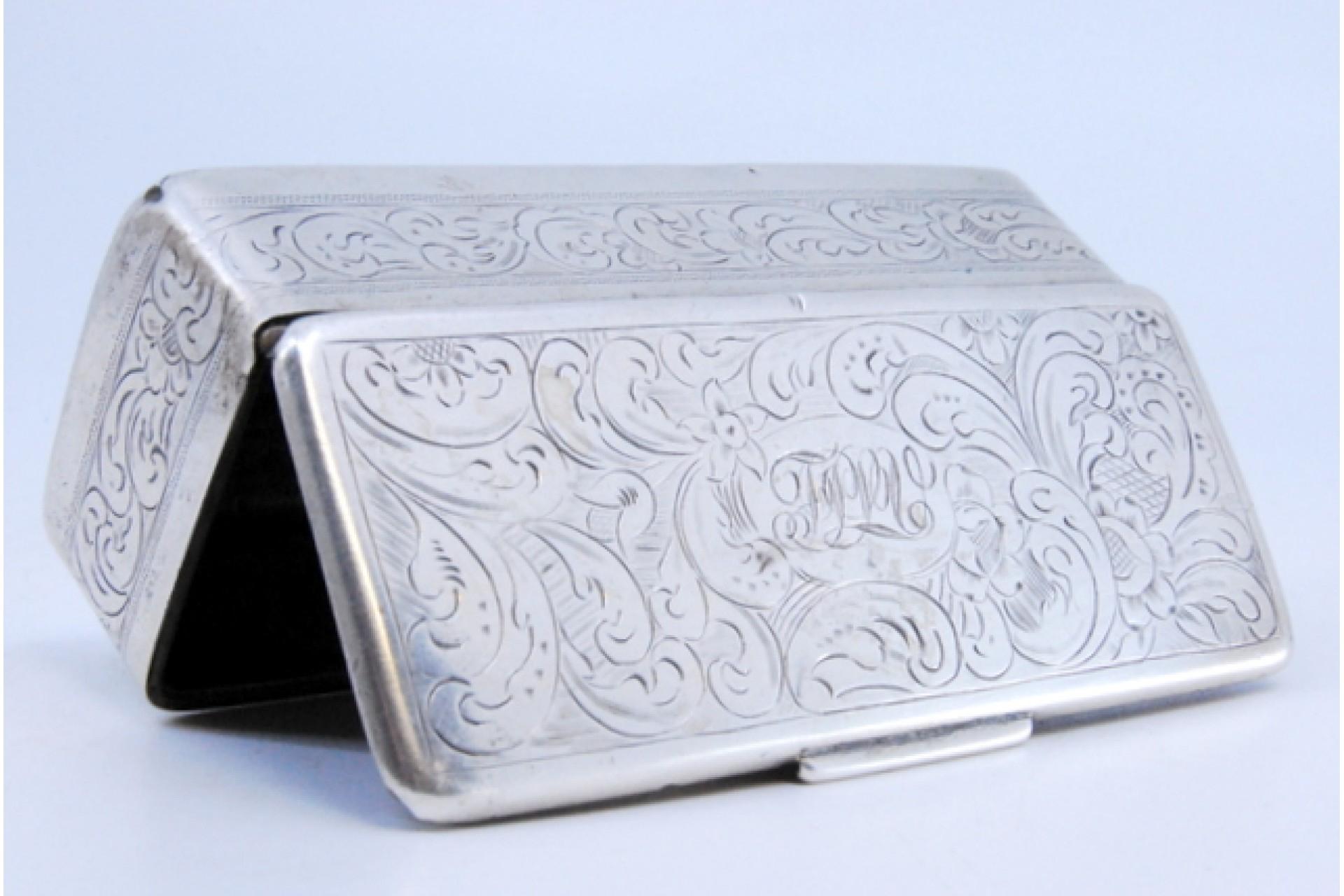 Silver snuff box with engraved wreaths on the lid and casing For Sale 1