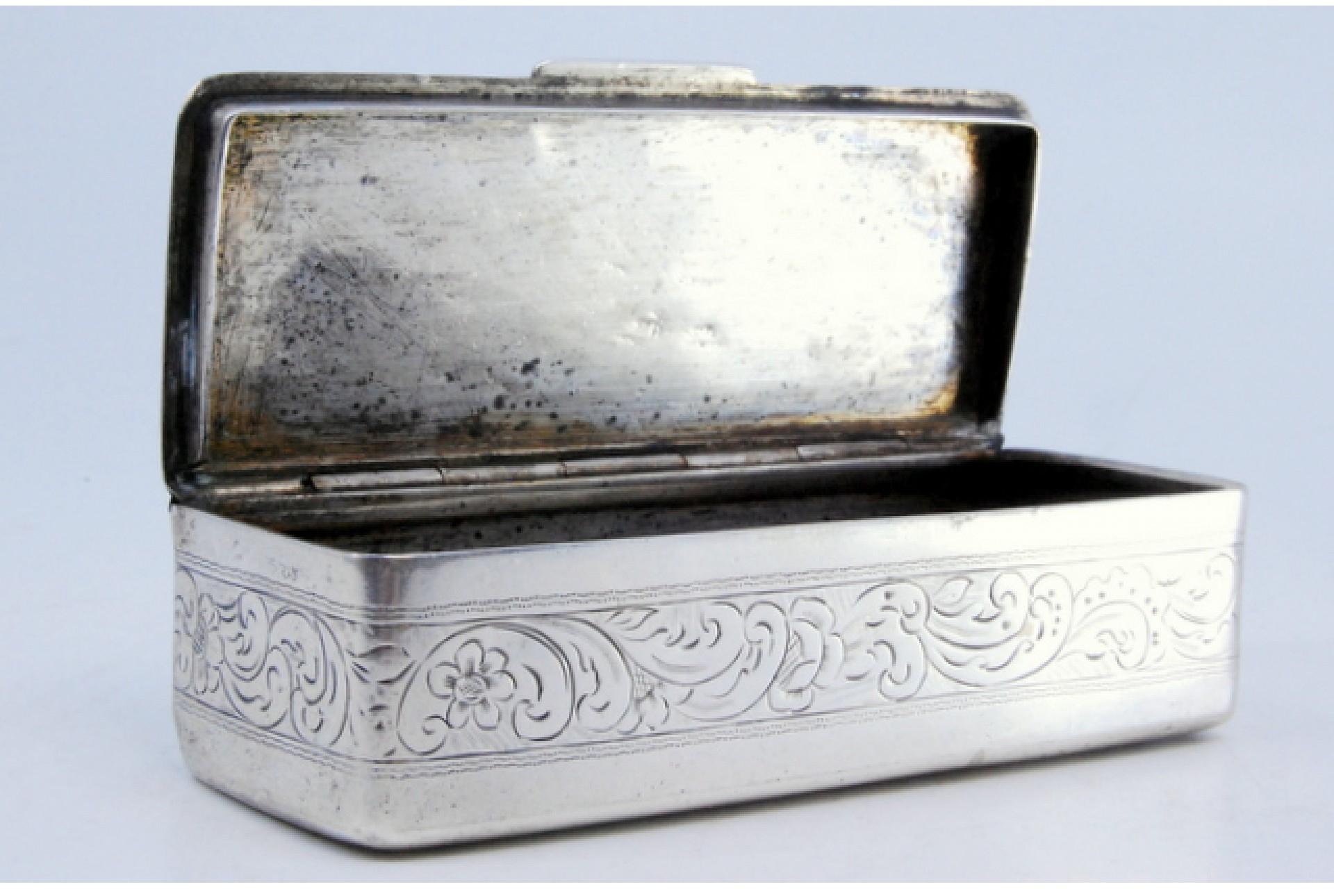 Silver snuff box with engraved wreaths on the lid and casing For Sale 2