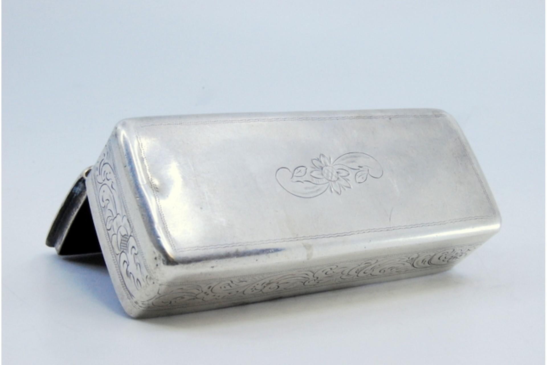 Silver snuff box with engraved wreaths on the lid and casing For Sale 3