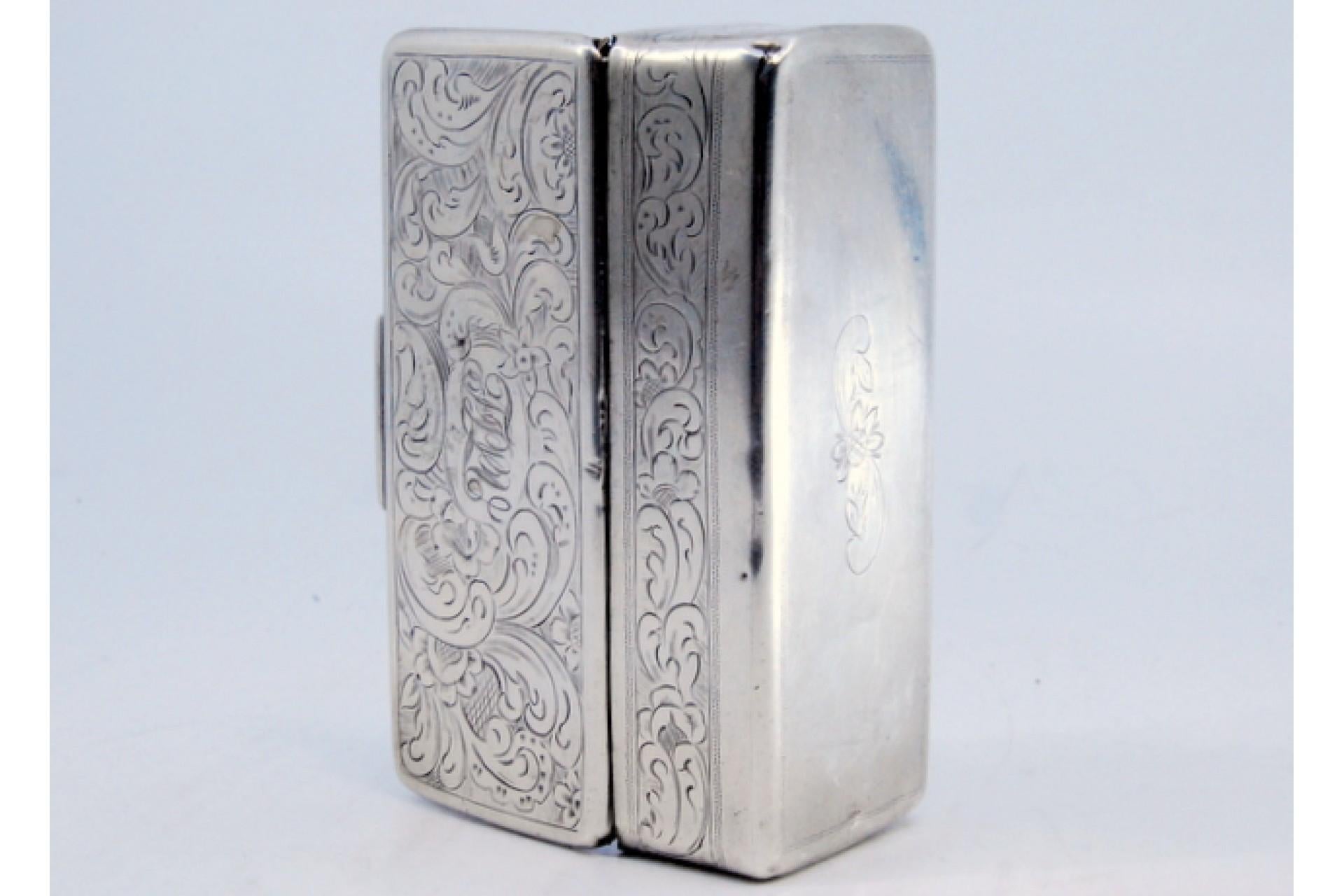 Silver snuff box with engraved wreaths on the lid and casing For Sale 4
