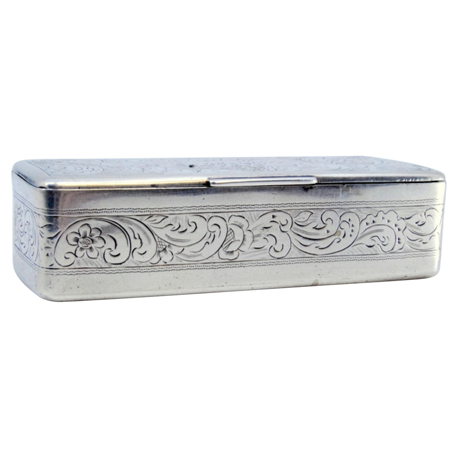 Silver snuff box with engraved wreaths on the lid and casing