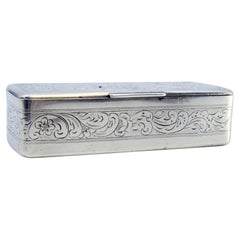 Silver snuff box with engraved wreaths on the lid and casing