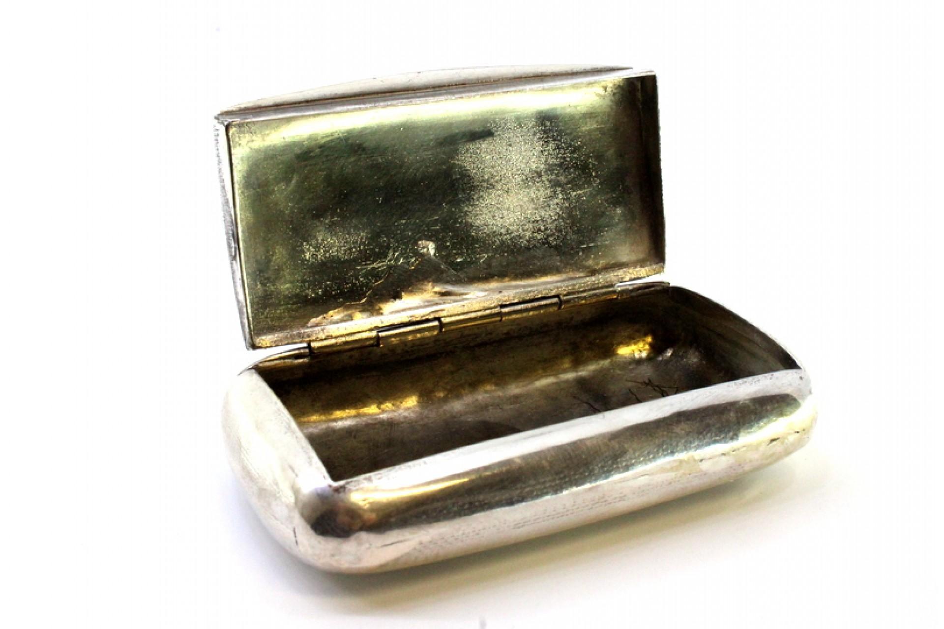 European Silver snuff box with engraving and hinged lid For Sale