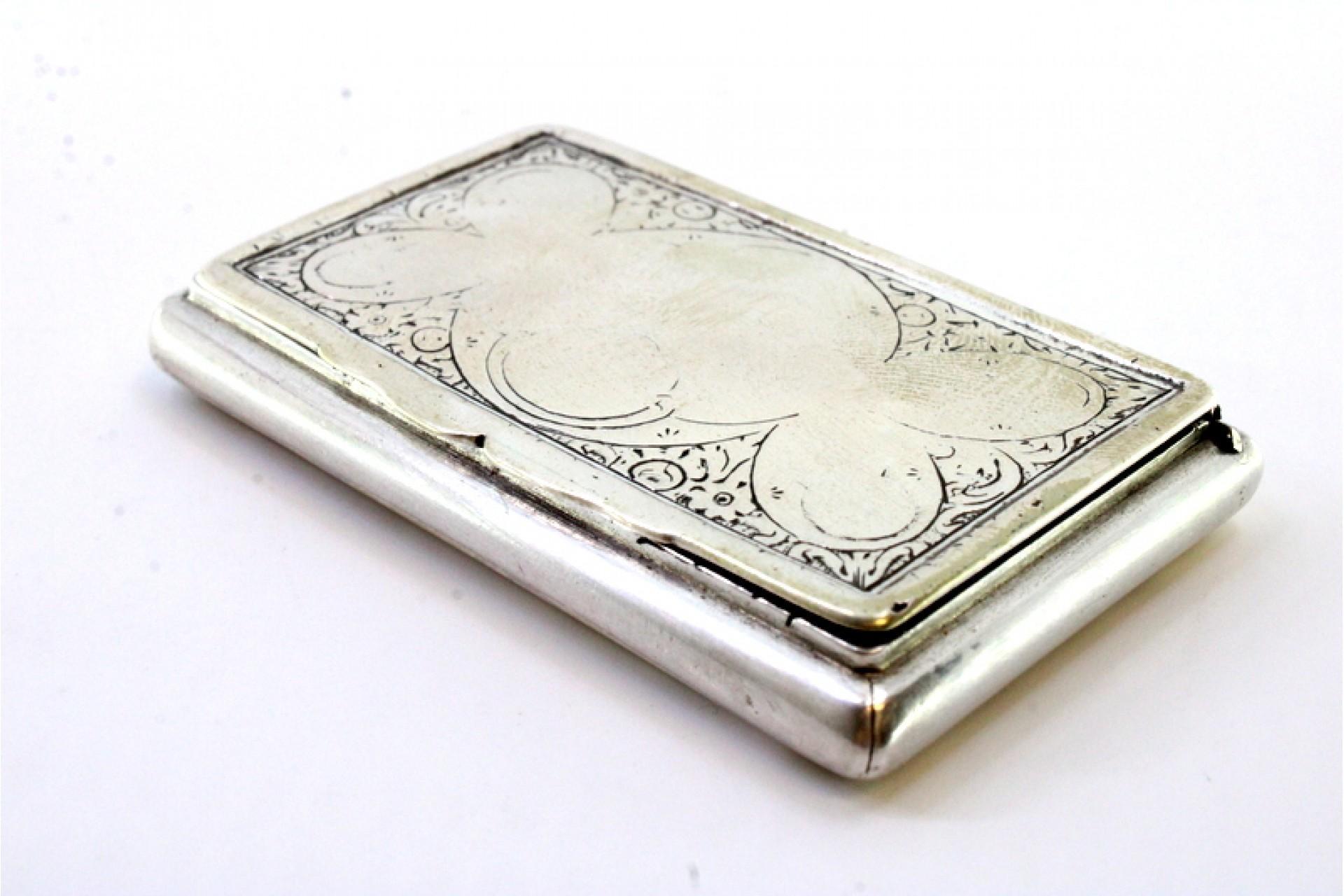 European Silver snuff box with engraving and hinged lid For Sale