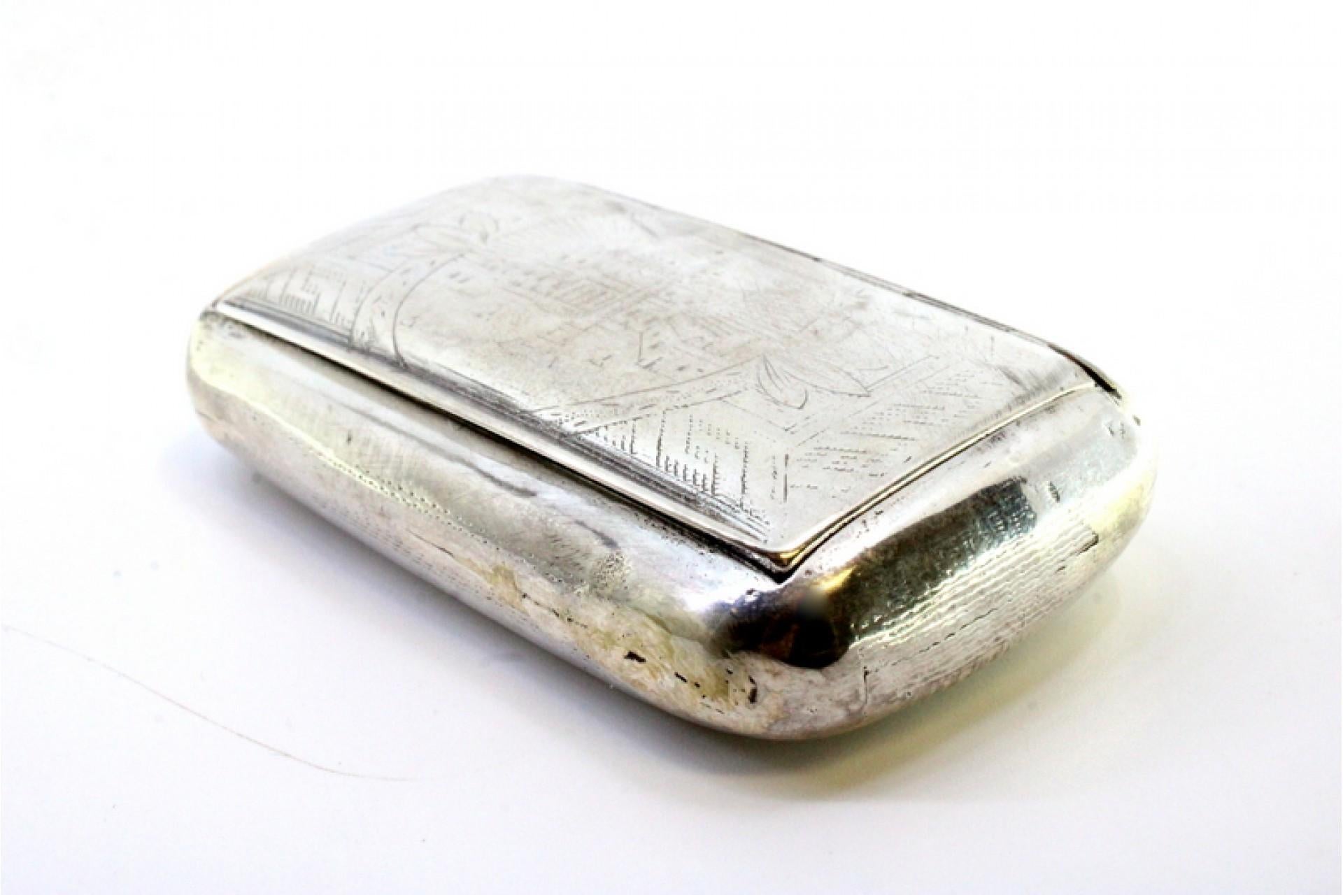 Silver snuff box with engraving and hinged lid In Good Condition For Sale In Porto, PT