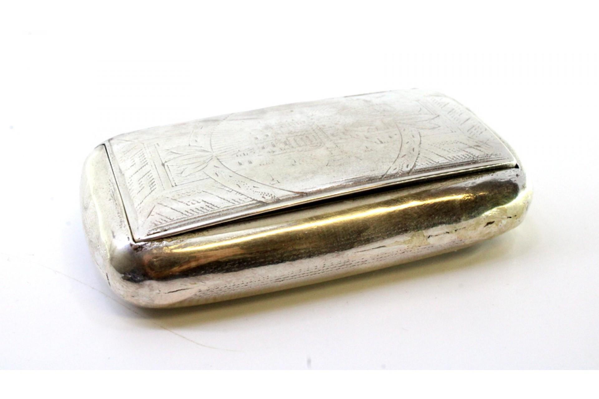 20th Century Silver snuff box with engraving and hinged lid For Sale
