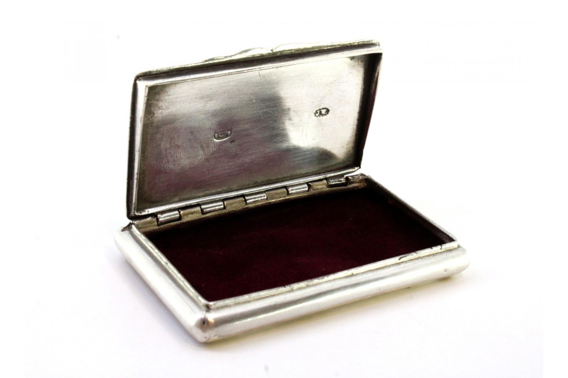 18th Century and Earlier Silver snuff box with engraving and hinged lid For Sale