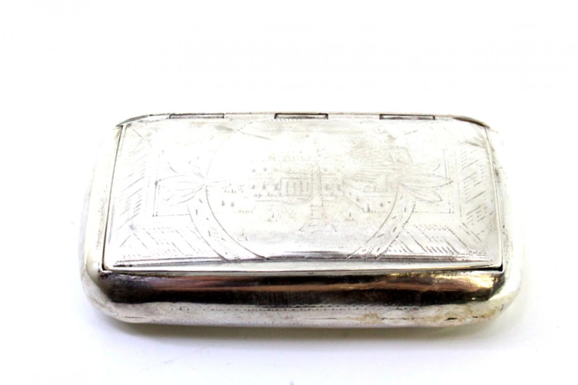 Silver snuff box with engraving and hinged lid For Sale 1