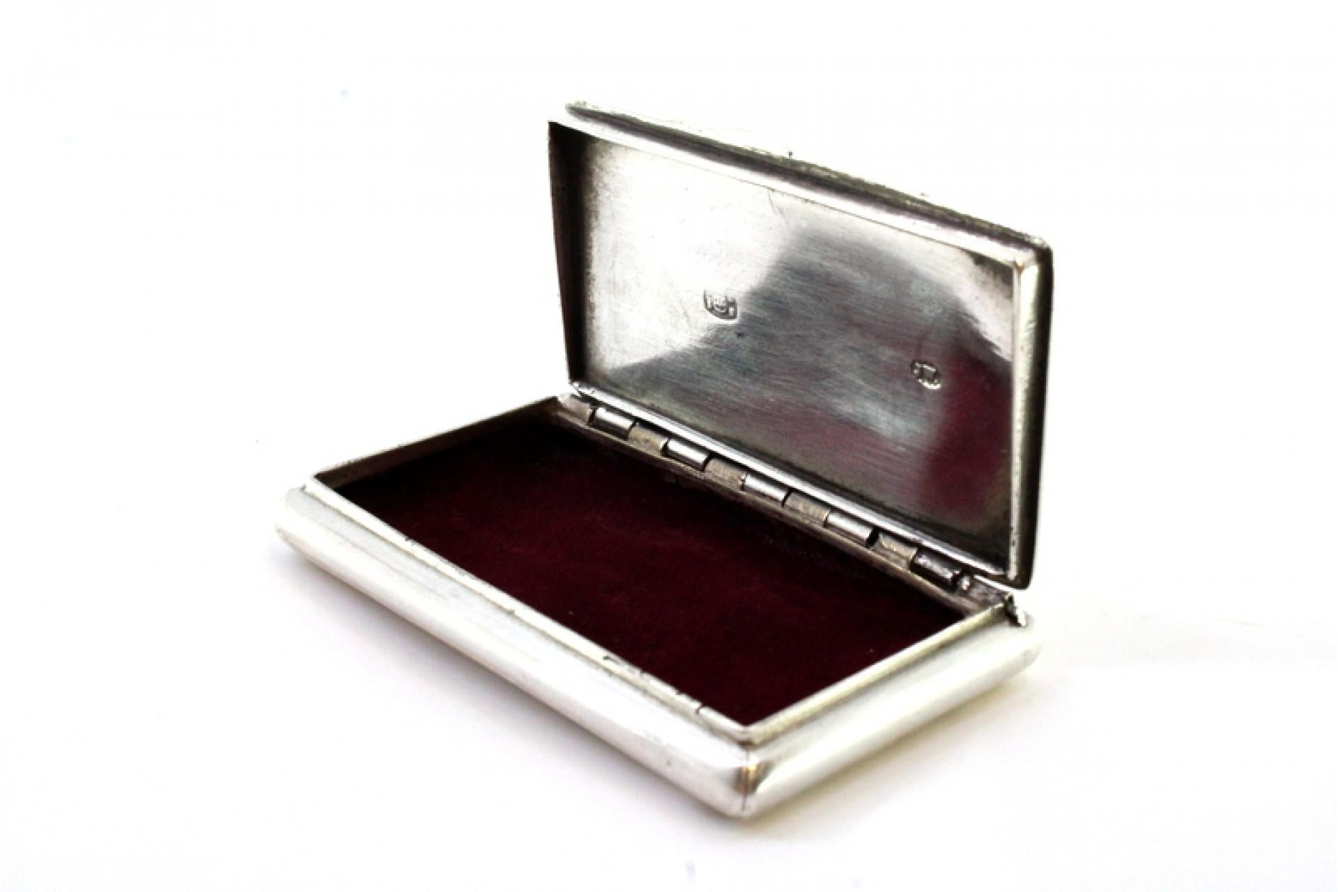 Silver snuff box with engraving and hinged lid For Sale 1