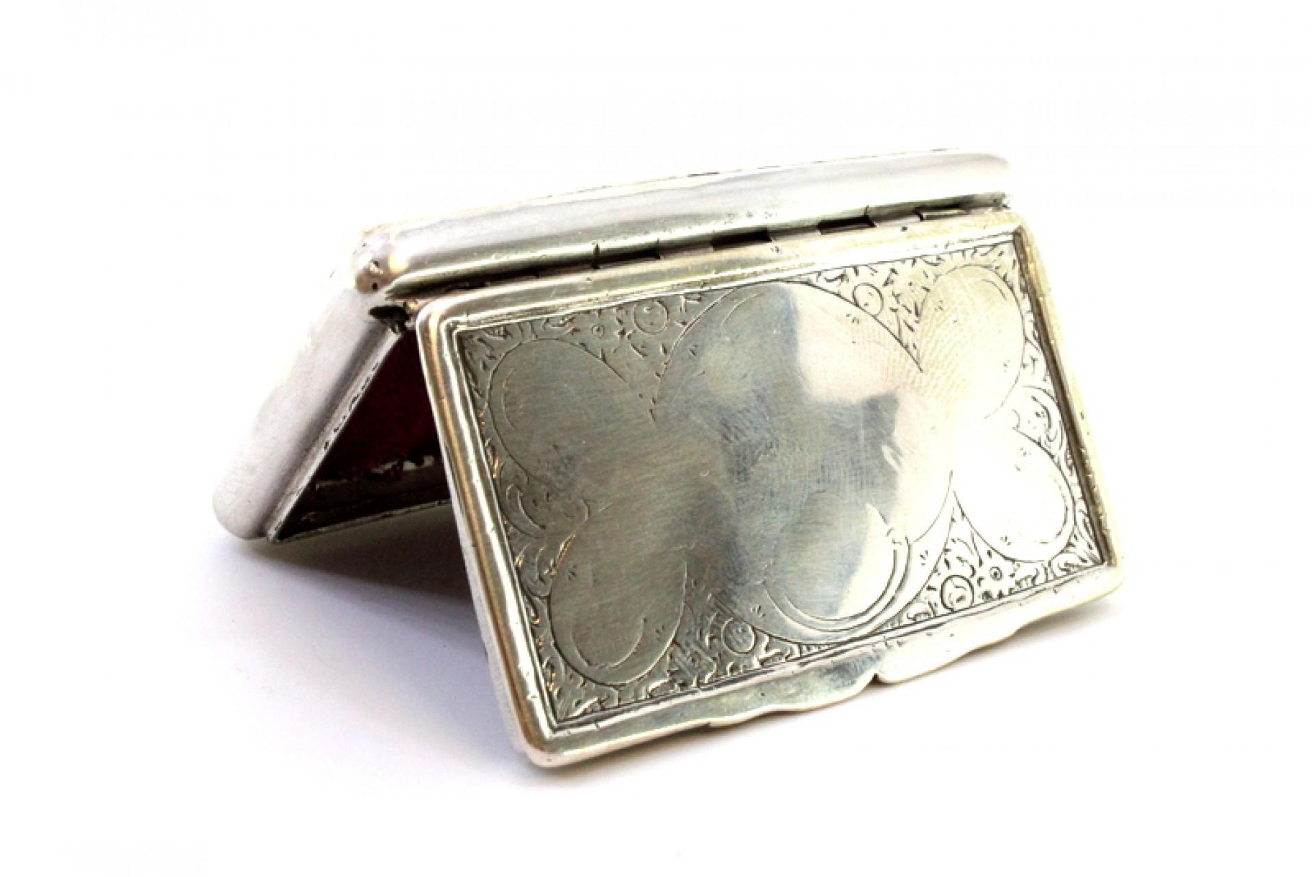 Silver snuff box with engraving and hinged lid For Sale 2