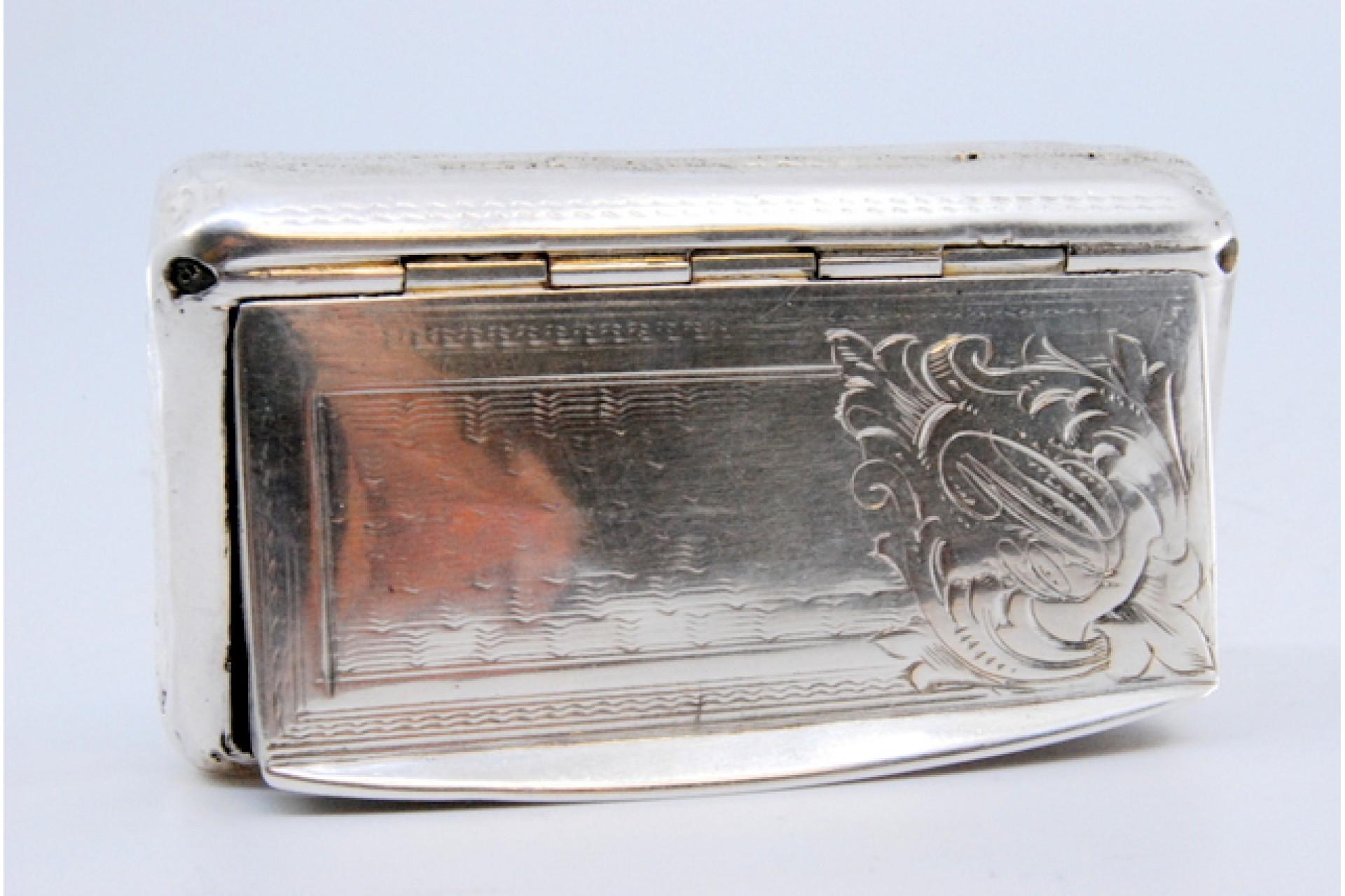 Description: Silver snuff box with engraving on the hinged lid. Metal: Silver. Origin: French. Brand: Tête de Minerve. Weight: 34.59 grams. Dimensions: 6x1.5cm. Content: 950/1000. Assay Mark: Yes, since 1838. Additional information: Signs of use.