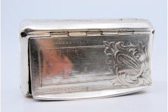 Caja de rapé de plata con grabado en la tapa abatible