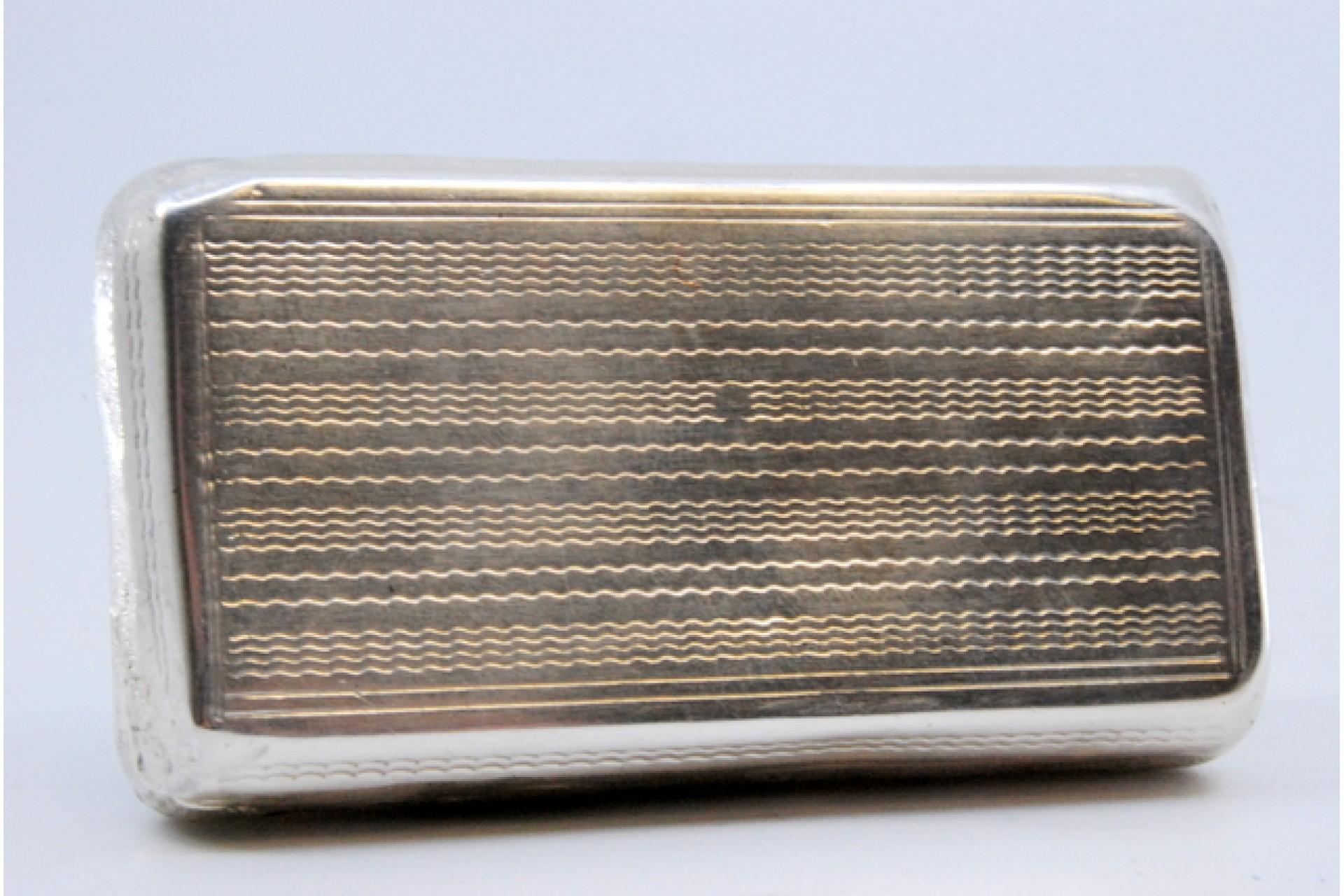 European Silver snuff box with engraving on the hinged lid For Sale