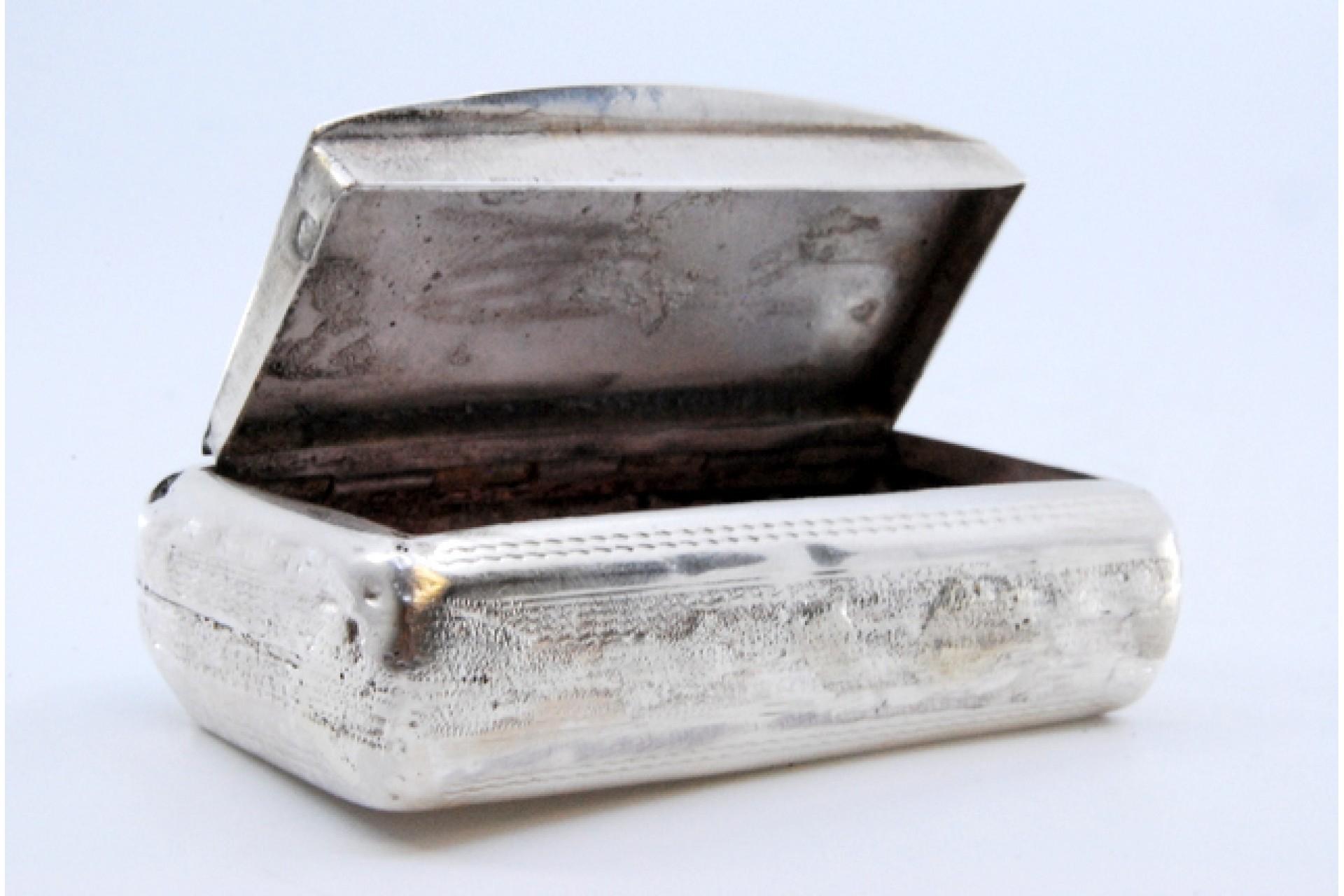 Silver snuff box with engraving on the hinged lid In Good Condition For Sale In Porto, PT