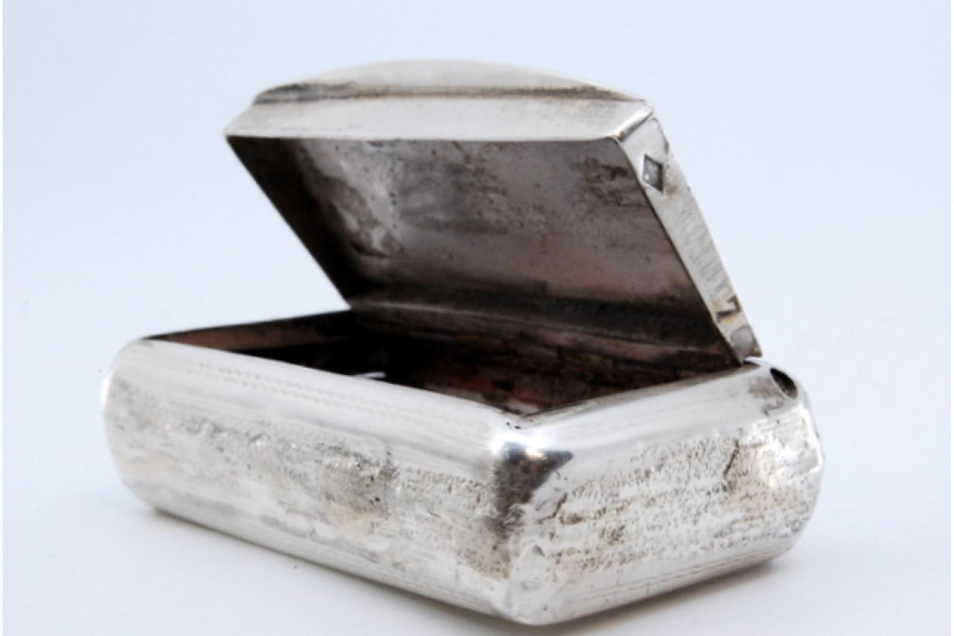 19th Century Silver snuff box with engraving on the hinged lid For Sale